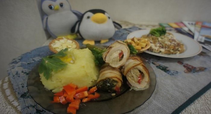 Рулетики из куриного филе с брокколи по-пингвински