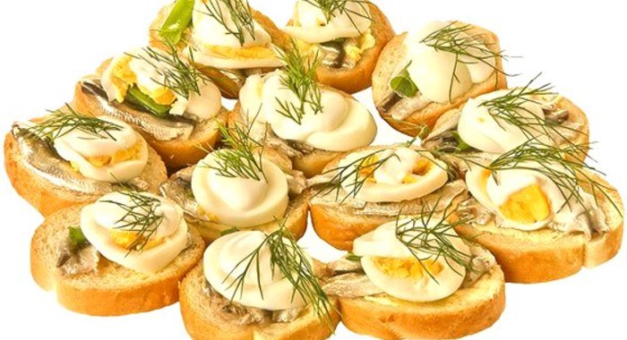 Бутерброд с рубленой килькой и яйцом