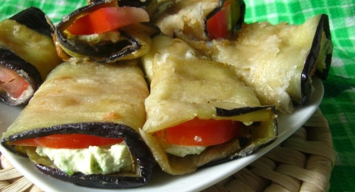 Рулетики из баклажан с домашним сыром и помидорами