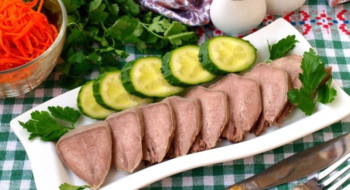 Отварной свиной язык