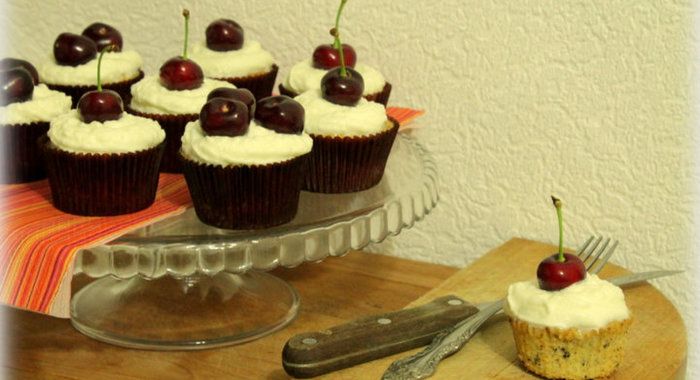 Орехово-шоколадные кексы с черешней