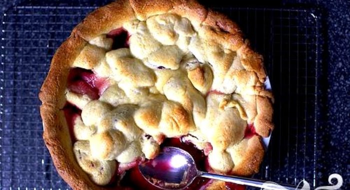 Пирог с яблоками и сливами