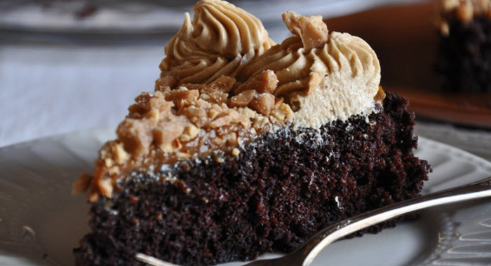 Шоколадный торт с орехами