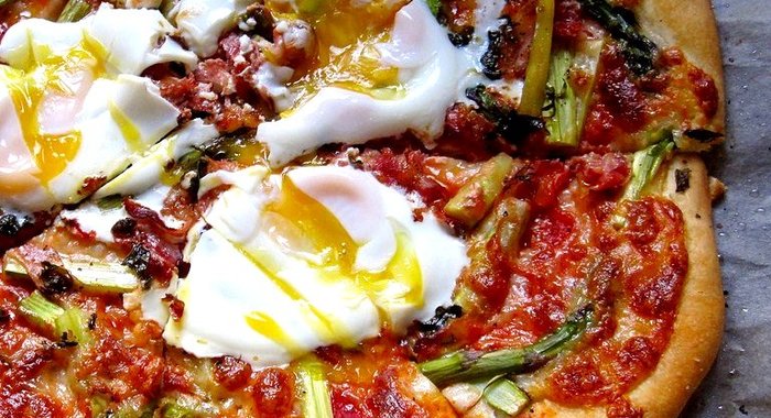 Пицца со спаржей и яйцами
