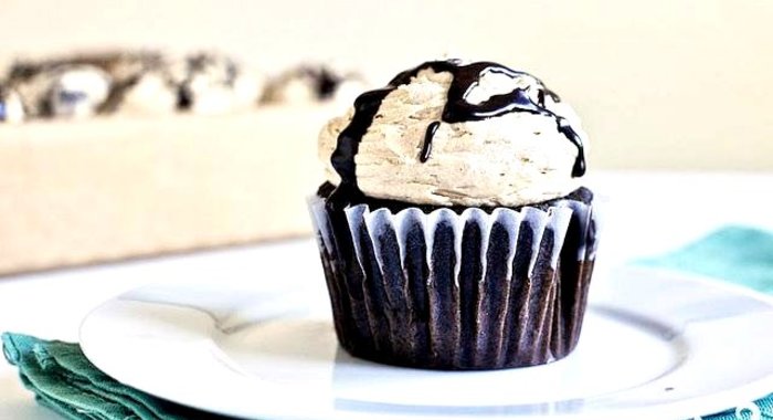 Шоколадные капкейки с арахисовым кремом