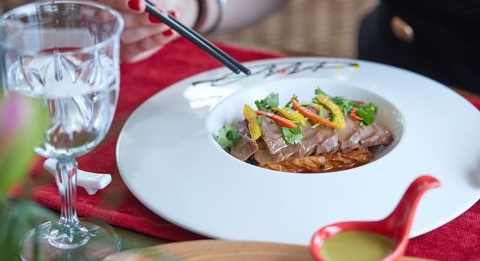 Свиной язык со сладким соусом Васаби