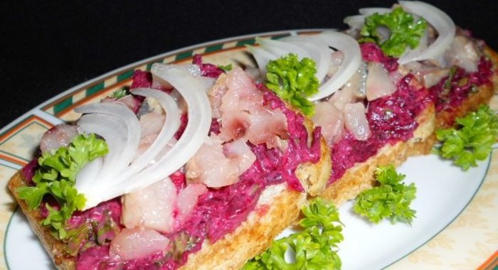 Бутерброды со свеклой и селедкой