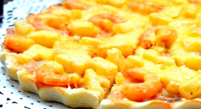 Пицца с ананасами и креветками
