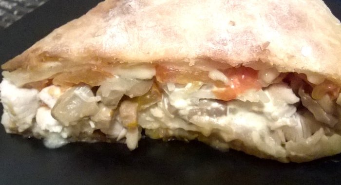 Закрытая пицца с грибами и курицей