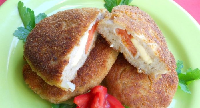 Котлеты куриные с сыром и помидорами
