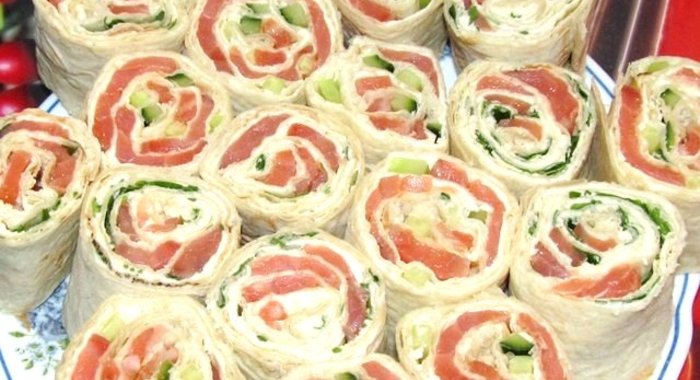 Рулет из лаваша, красной рыбы и огурца