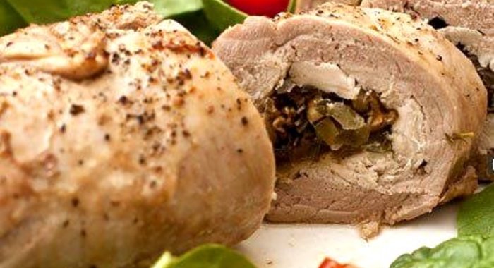 Рулет из свинины с курицей и грибами
