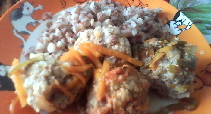 Домашние тефтели с овощной подливкой