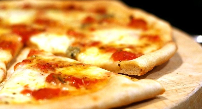 Пицца с копченым сыром