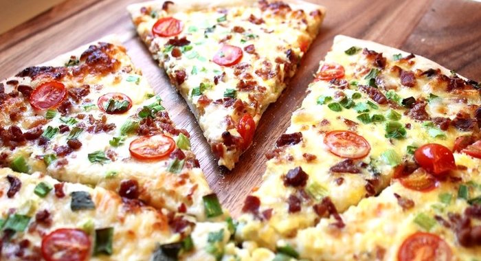 Пицца с яйцом и колбасой