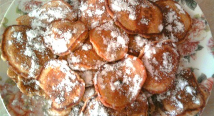 Яблочные оладьи со сметаной