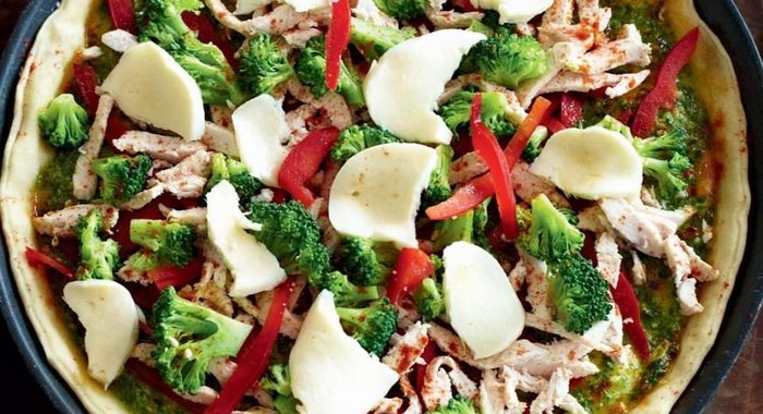 Пицца с курицей, брокколи и песто