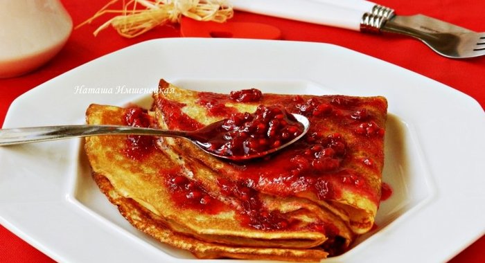 Тонкие дрожжевые блины с ягодным соусом