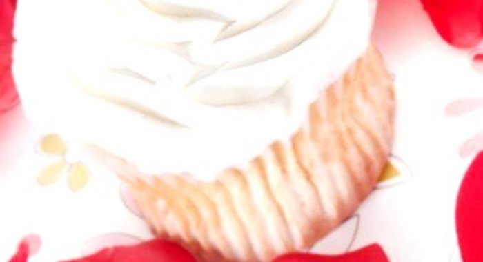 Взбитые сливки с розовой водой