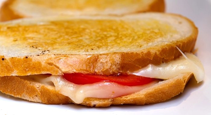 Горячий бутерброд на сковороде