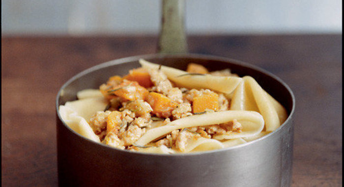 Паппарделле с рагу из розмарина, тыквы и курицы