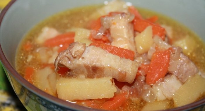 Рагу из картофеля со свиной грудинкой в мультиварке