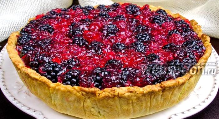 Кростата с ванильным кремом и ягодами