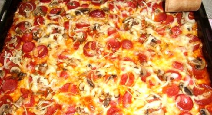 Домашняя пицца с колбасой