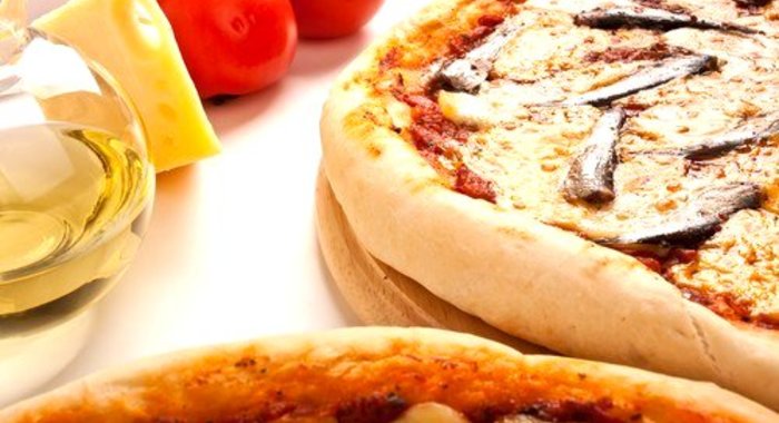 Пицца на дрожжевом тесте с томатами и анчоусами