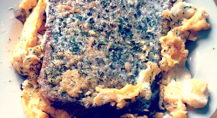 Омлет с гренками и сыром