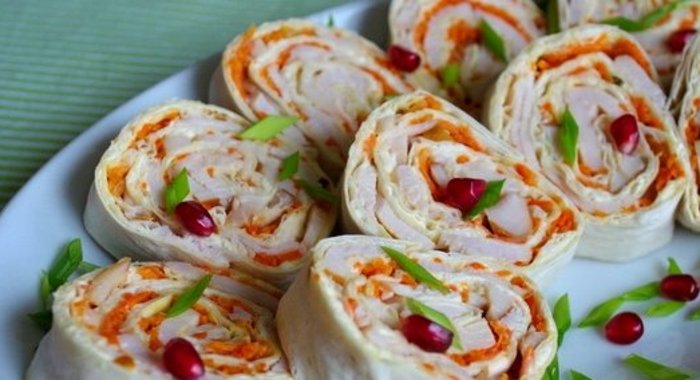 Рулет из лаваша, курицы и корейской моркови