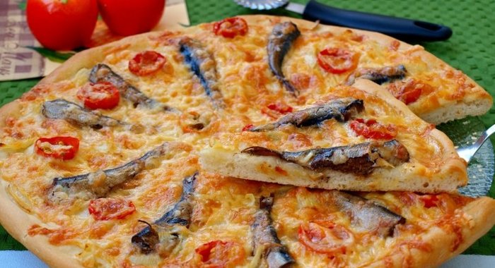 Пицца со шпротами и помидорами черри