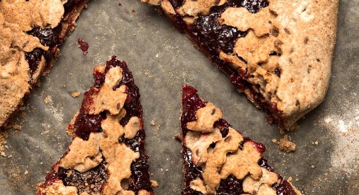 Деревенская галета с вишней