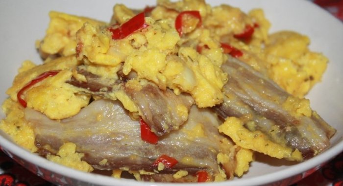 Пышный омлет со свиной грудинкой и луком