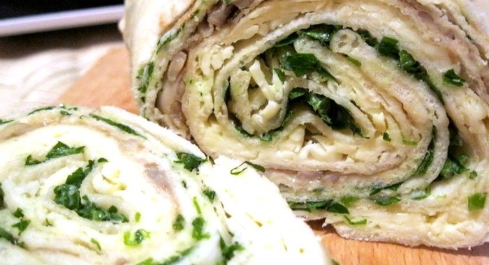 Рулет из лаваша с грибами, шпинатом и сыром