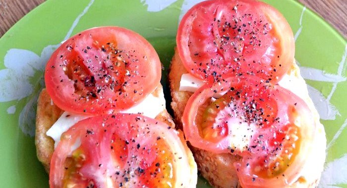 Бутерброд с помидором и сыром