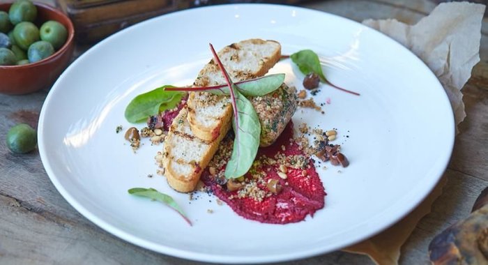 Козий сыр с кремом из свеклы