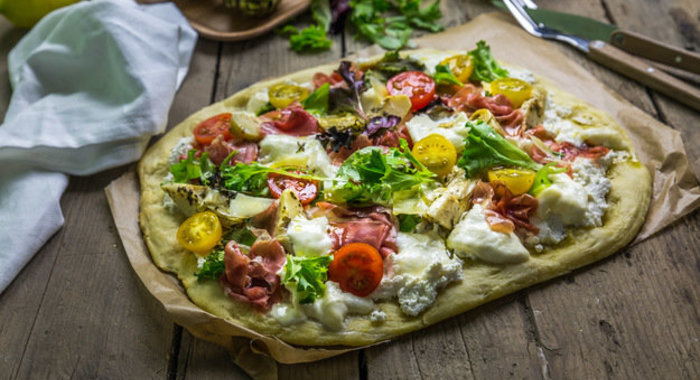 Пицца с артишоками и ветчиной