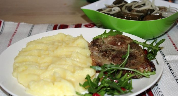 Свинина запеченная в чесночном маринаде