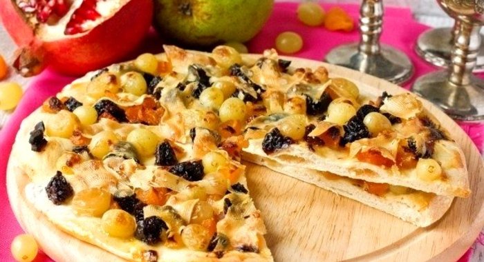 Сладкая пицца с пармезаном