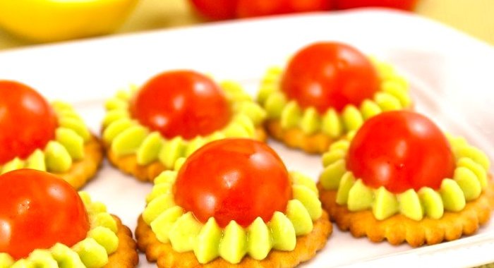 Крекеры с авокадо и помидорами черри