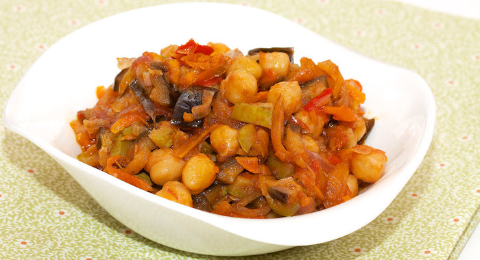 Овощное рагу с нутом и острой пассатой