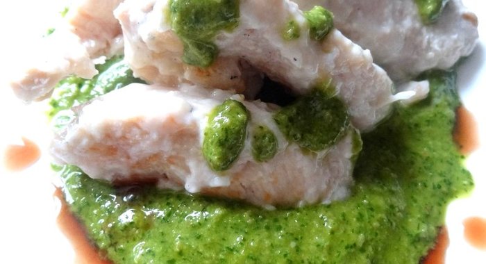 Куриные грудки в сливочно-лимонном креме на подушке из соуса песто