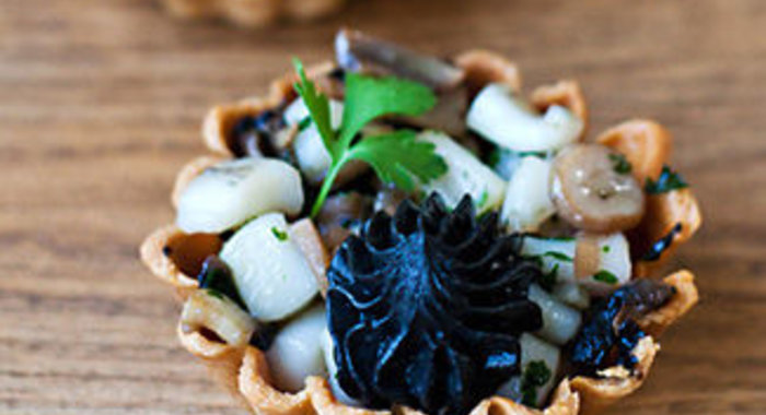 Корзиночки с черным крем-чизом и рагу из кальмаров и грибов