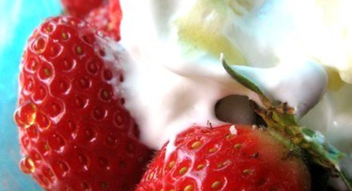 Свежая клубника с йогуртовым кремом и медом