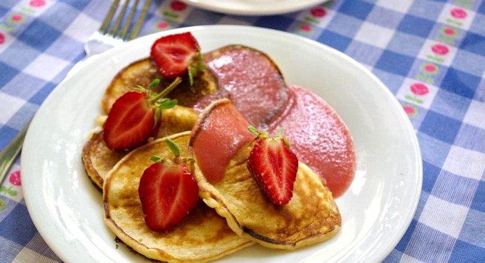 Оладьи на завтрак с клубничным манным кремом