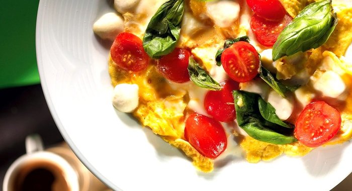 Омлет с моцареллой и помидорами