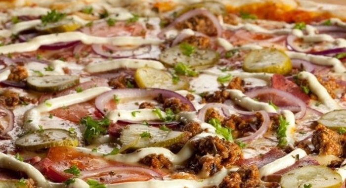 Пицца с грибами и огурцами