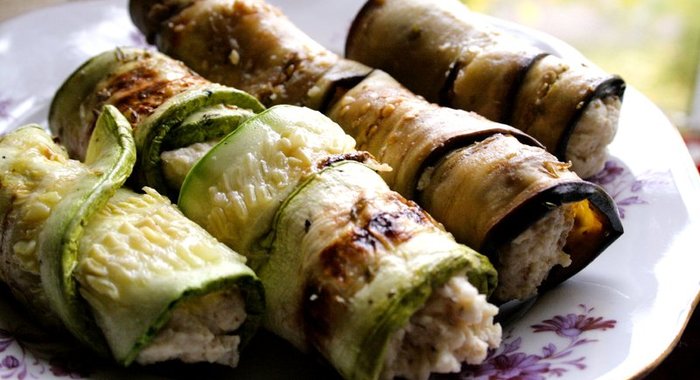 Нежные рулетики с моцареллой из баклажана и цукини