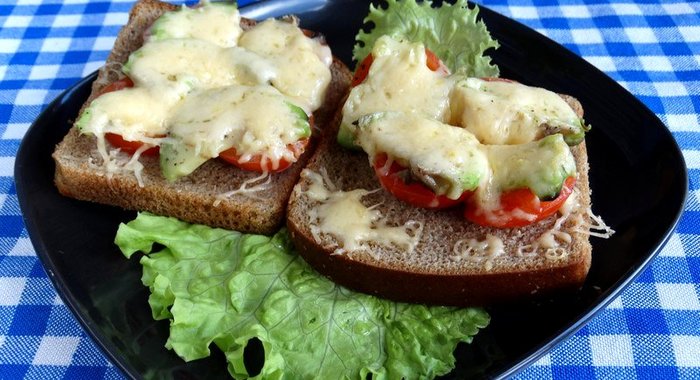 Горячие бутерброды с авокадо и помидорами черри